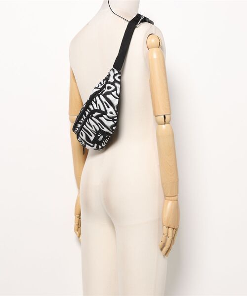 PUMA（プーマ）の「《PUMA》PUMA アカデミー AOP ウェスト バッグ（ボディバッグ/ウエストポーチ・メンズ・ブラック×ホワイト/ブラック系その他・フリー）」の6枚目の写真