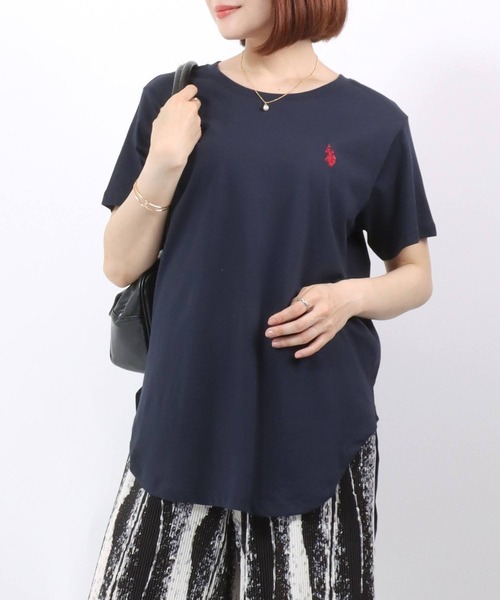 U.S. POLO ASSN.(ユーエスポロアッスン)の「U.S.POLO ASSN. (ユーエスポロアッスン)ブランドロゴワンポイント刺繍 ラウンドヘムTシャツ レディース(Tシャツ/カットソー・レディース・ピンク/ホワイト/ネイビー・L/M)」の2枚目の写真