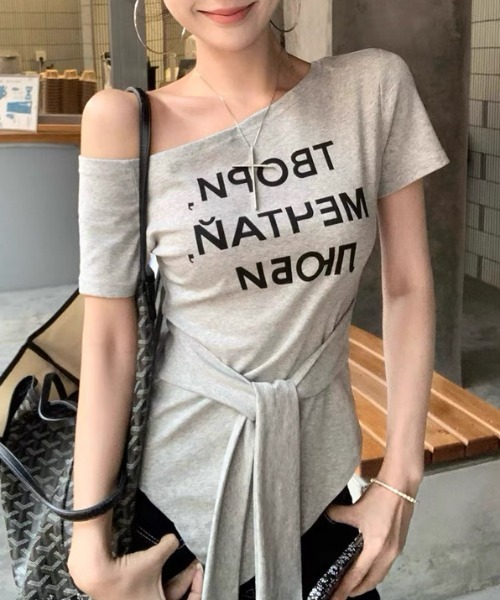 Sibra（シブラ）の「アシメオフショルダーロゴTシャツ（Tシャツ/カットソー・レディース・ホワイト/イエロー/ブラック/グレー・M）」の3枚目の写真
