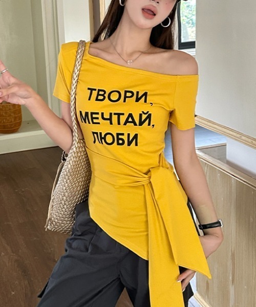 Sibra（シブラ）の「アシメオフショルダーロゴTシャツ（Tシャツ/カットソー・レディース・ホワイト/イエロー/ブラック/グレー・M）」の4枚目の写真