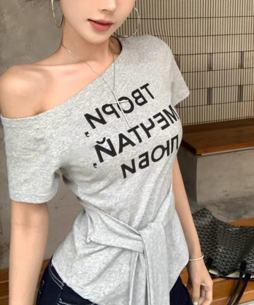Sibra（シブラ）の「アシメオフショルダーロゴTシャツ（Tシャツ/カットソー・レディース・ホワイト/イエロー/ブラック/グレー・M）」の20枚目の写真