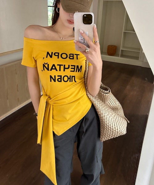 Sibra（シブラ）の「アシメオフショルダーロゴTシャツ（Tシャツ/カットソー・レディース・ホワイト/イエロー/ブラック/グレー・M）」の7枚目の写真