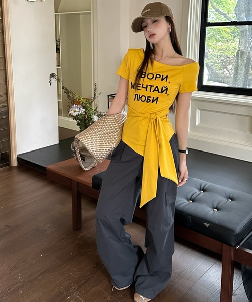 Sibra（シブラ）の「アシメオフショルダーロゴTシャツ（Tシャツ/カットソー・レディース・ホワイト/イエロー/ブラック/グレー・M）」の8枚目の写真