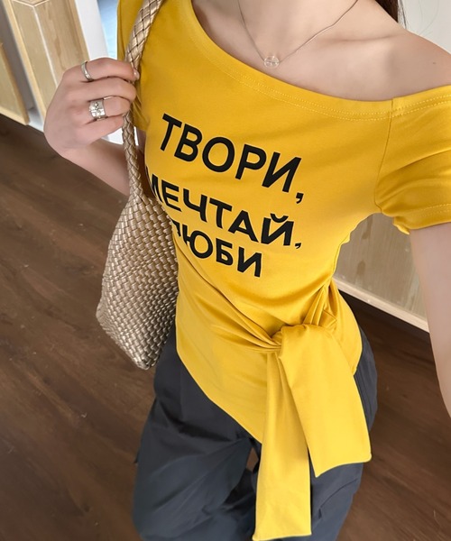 Sibra（シブラ）の「アシメオフショルダーロゴTシャツ（Tシャツ/カットソー・レディース・ホワイト/イエロー/ブラック/グレー・M）」の5枚目の写真