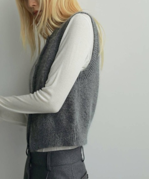 anuke（アンヌーク）の「anuke Crewneck Botton Vest クルーネック