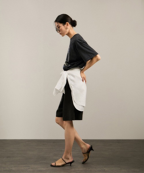 SALON adam et rope'（サロン アダム エ ロペ）の「Over the Border グラフィックプリントTEE / レタリングTシャツ［洗える］（Tシャツ/カットソー・レディース・チャコールグレー/ホワイト・FREE）」の5枚目の写真