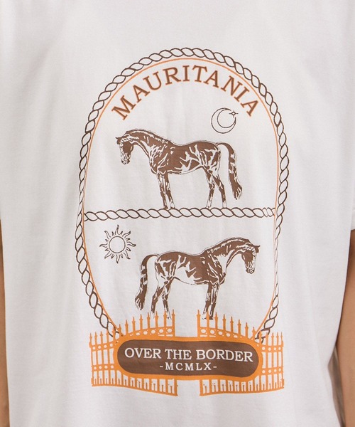 SALON adam et rope'（サロン アダム エ ロペ）の「Over the Border グラフィックプリントTEE / レタリングTシャツ［洗える］（Tシャツ/カットソー・レディース・チャコールグレー/ホワイト・FREE）」の17枚目の写真