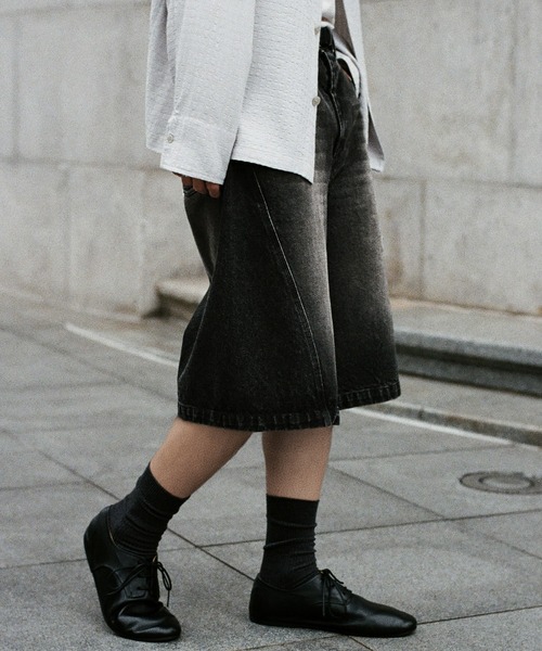 WYM LIDNM（ウィム バイ リドム）の「CURVED SEAM DENIM WIDE SHORTS（その他パンツ・メンズ・グレー/ブラック・S/M/L）」の7枚目の写真