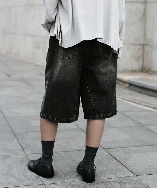 WYM LIDNM（ウィム バイ リドム）の「CURVED SEAM DENIM WIDE SHORTS（その他パンツ・メンズ・グレー/ブラック・S/M/L）」の8枚目の写真