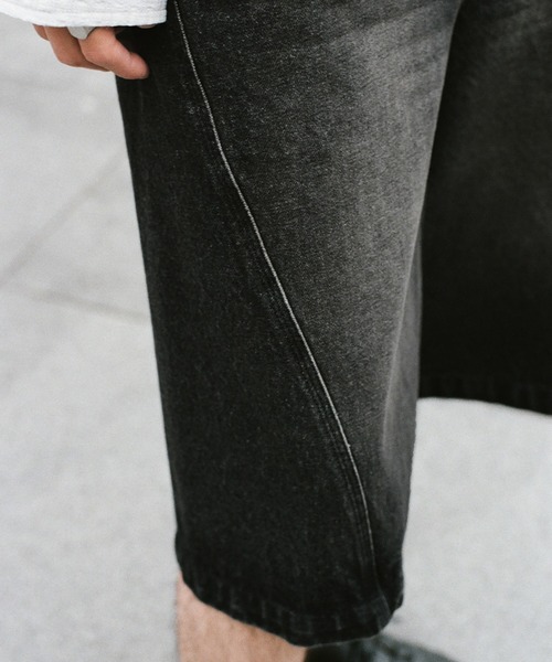 WYM LIDNM（ウィム バイ リドム）の「CURVED SEAM DENIM WIDE SHORTS（その他パンツ・メンズ・グレー/ブラック・S/M/L）」の10枚目の写真