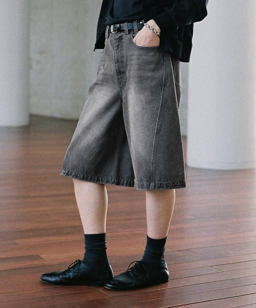 WYM LIDNM（ウィム バイ リドム）の「CURVED SEAM DENIM WIDE SHORTS（その他パンツ・メンズ・グレー/ブラック・S/M/L）」の11枚目の写真
