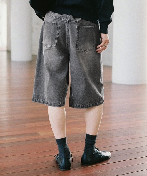 WYM LIDNM（ウィム バイ リドム）の「CURVED SEAM DENIM WIDE SHORTS（その他パンツ・メンズ・グレー/ブラック・S/M/L）」の12枚目の写真