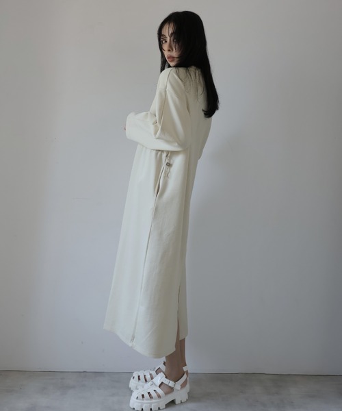 Girly Doll(ガーリードール)の「ウエストドロストノーカラーワンピース(ワンピース・レディース・オフホワイト/ダークグレー・F)」の21枚目の写真