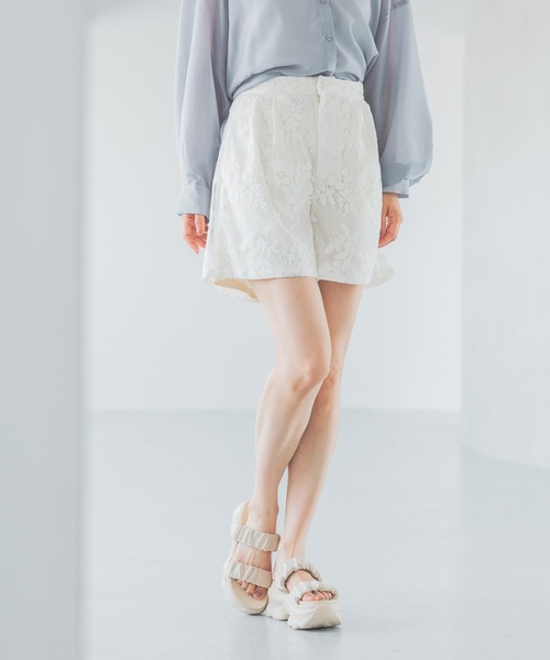 mysty woman（ミスティウーマン）の「【セットアップ着用可】レーシーショートパンツ 574581（その他パンツ・レディース・ブラック/オフホワイト・FREE）」の2枚目の写真