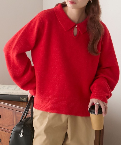 BONLECILL(ボンルシール)の「【ふわふわメレンゲニット】パールボタンボリュームスリーブポロニット(ニット/セーター・レディース・ネイビー/ブラック/アイボリー/レッド/グリーン・FREE)」の2枚目の写真