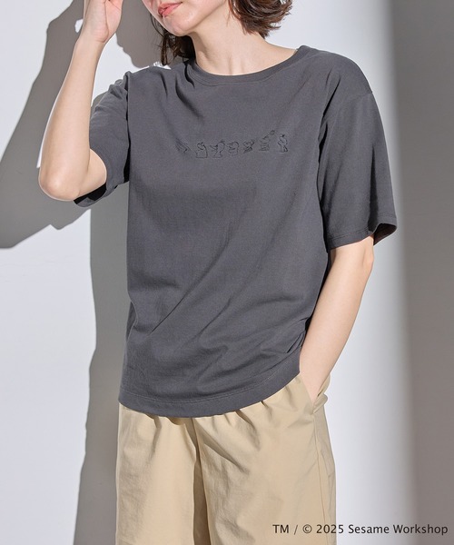 for/c(フォーシー)の「SESAME STREET / Tシャツ(UNISEX)【サスティナブル】(Tシャツ/カットソー・レディース・オフホワイト/スミクロ・4/3/2/1)」の18枚目の写真