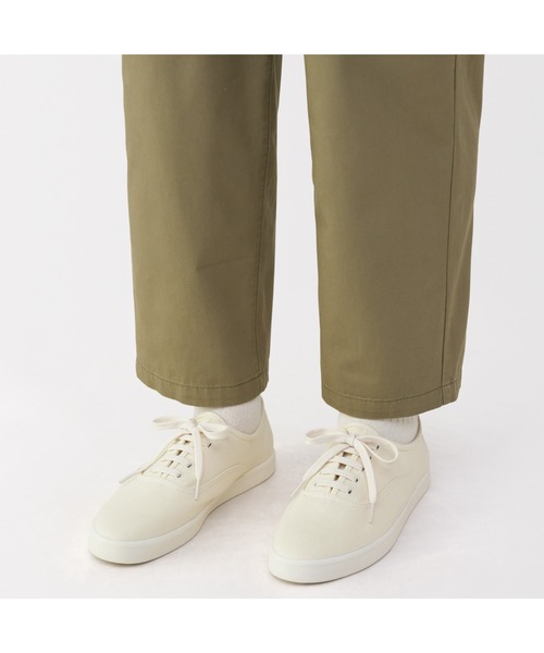 無印良品（ムジルシリョウヒン）の「婦人　柔らかい中敷を使用した　撥水キャンバススニーカー（スニーカー・レディース・ブラック/キャメル/チャコールグレー/オフホワイト・22.5cm/23.0cm/23.5cm/24.0cm/24.5cm/25.0cm）」の5枚目の写真