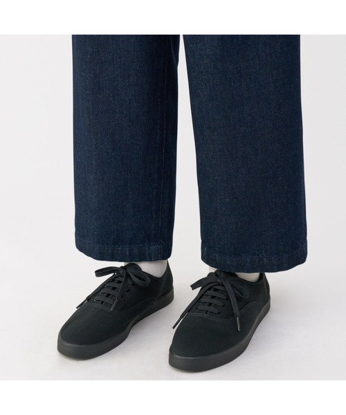 無印良品（ムジルシリョウヒン）の「婦人　柔らかい中敷を使用した　撥水キャンバススニーカー（スニーカー・レディース・ブラック/キャメル/チャコールグレー/オフホワイト・22.5cm/23.0cm/23.5cm/24.0cm/24.5cm/25.0cm）」の12枚目の写真