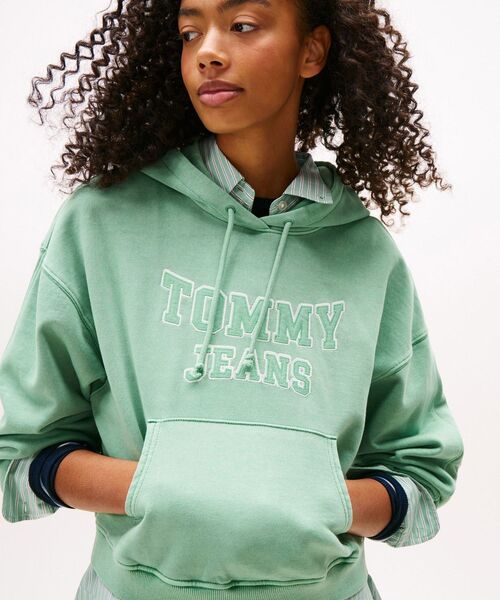 tommy jeans(トミー ジーンズ)の「ボクシークロップドバーシティパーカー(スウェット・レディース・エメラルド/ホワイト・X-SMALL/SMALL/MEDIUM)」の6枚目の写真