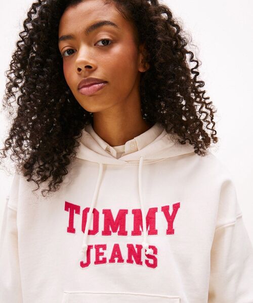 tommy jeans(トミー ジーンズ)の「ボクシークロップドバーシティパーカー(スウェット・レディース・エメラルド/ホワイト・X-SMALL/SMALL/MEDIUM)」の10枚目の写真