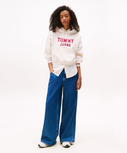 tommy jeans(トミー ジーンズ)の「ボクシークロップドバーシティパーカー(スウェット・レディース・エメラルド/ホワイト・X-SMALL/SMALL/MEDIUM)」の3枚目の写真