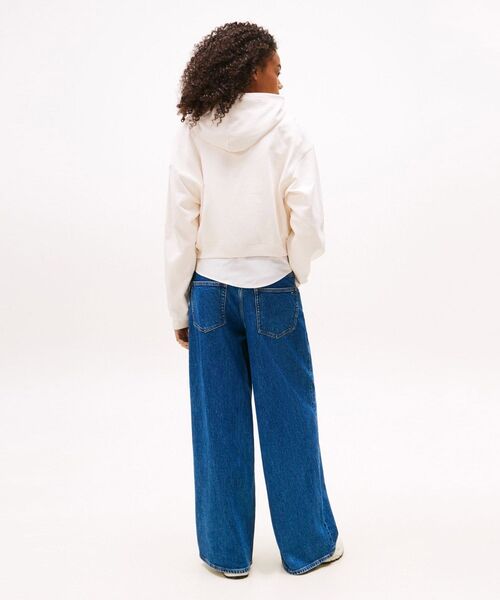 tommy jeans(トミー ジーンズ)の「ボクシークロップドバーシティパーカー(スウェット・レディース・エメラルド/ホワイト・X-SMALL/SMALL/MEDIUM)」の4枚目の写真