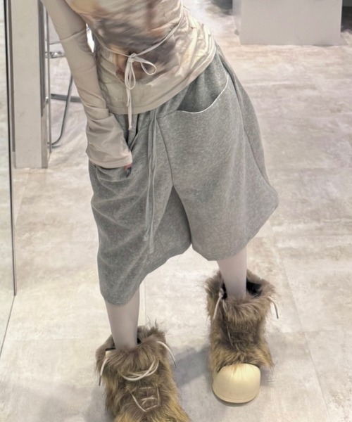 Never mind the XU / Chikashitsu+(ネバーマインド ザ エックスユー / チカシツプラス)の「【Nerd out XU】straight loose sweat shorts / 【ナードアウトエックスユー】ストレートルーズワイドスウェットハーフパンツ(スウェットパンツ・メンズ・グレー/ブラック・M/XL)」の2枚目の写真