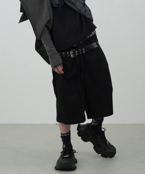 Never mind the XU / Chikashitsu+(ネバーマインド ザ エックスユー / チカシツプラス)の「【Nerd out XU】straight loose sweat shorts / 【ナードアウトエックスユー】ストレートルーズワイドスウェットハーフパンツ(スウェットパンツ・メンズ・グレー/ブラック・M/XL)」の1枚目の写真