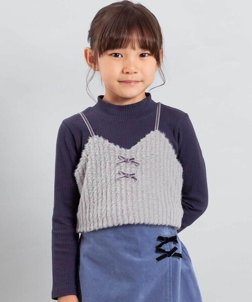 BeBe(ベベ)の「シャギーニットキャミビスチェ+テレコハイネック長袖Tシャツセット(Tシャツ/カットソー・キッズ・グレー/オフホワイト・140cm/130cm/150cm/120cm/110cm)」の2枚目の写真