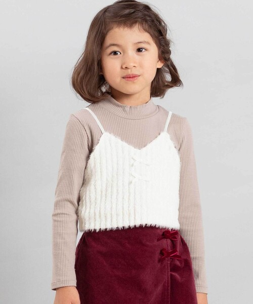 BeBe(ベベ)の「シャギーニットキャミビスチェ+テレコハイネック長袖Tシャツセット(Tシャツ/カットソー・キッズ・グレー/オフホワイト・140cm/130cm/150cm/120cm/110cm)」の1枚目の写真