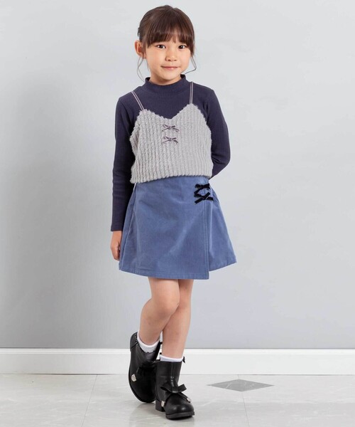 BeBe(ベベ)の「シャギーニットキャミビスチェ+テレコハイネック長袖Tシャツセット(Tシャツ/カットソー・キッズ・グレー/オフホワイト・140cm/130cm/150cm/120cm/110cm)」の4枚目の写真