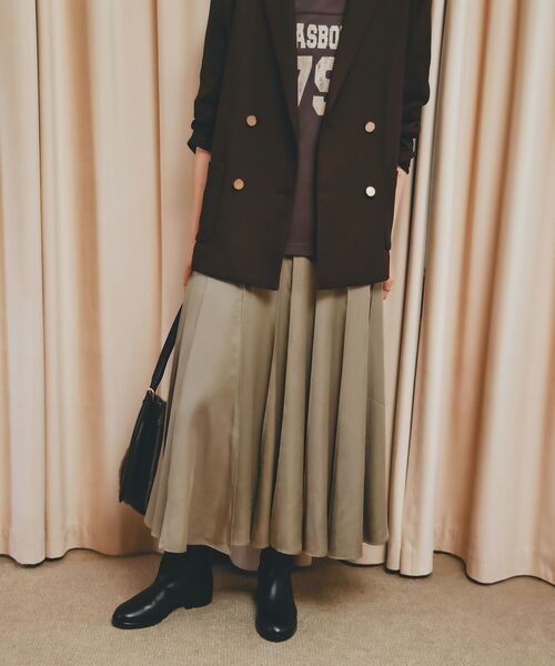 le.coeur blanc(ルクールブラン)の「《手洗い可能》フィブリルサテンパネルプリーツスカート(スカート・レディース・ベージュ/チャコールグレー・38)」の5枚目の写真