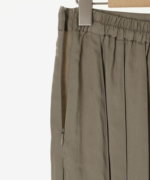 le.coeur blanc(ルクールブラン)の「《手洗い可能》フィブリルサテンパネルプリーツスカート(スカート・レディース・ベージュ/チャコールグレー・38)」の18枚目の写真