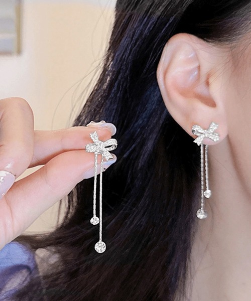 VIBGYOR(ヴィブジョー)の「【IZU】 リボンモチーフ&ロングチェーンピアス/上品2wayデザイン(ゴールド/シルバー)(ピアス(両耳用)・レディース・シルバー/ゴールド・FREE)」の2枚目の写真