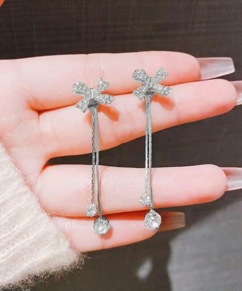 VIBGYOR(ヴィブジョー)の「【IZU】 リボンモチーフ&ロングチェーンピアス/上品2wayデザイン(ゴールド/シルバー)(ピアス(両耳用)・レディース・シルバー/ゴールド・FREE)」の9枚目の写真