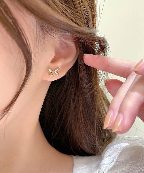 VIBGYOR(ヴィブジョー)の「【IZU】 リボンモチーフ&ロングチェーンピアス/上品2wayデザイン(ゴールド/シルバー)(ピアス(両耳用)・レディース・シルバー/ゴールド・FREE)」の8枚目の写真