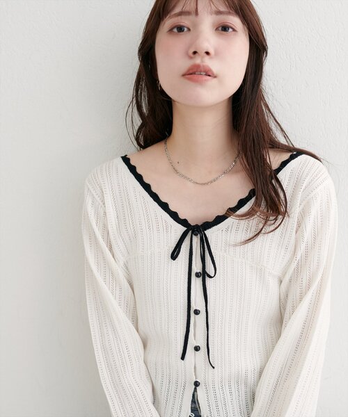 natural couture（ナチュラルクチュール）の「配色リボン透かし編みカーディガン（カーディガン/ボレロ・レディース・ブラック/ブラウン/オフホワイト・FREE）」の4枚目の写真