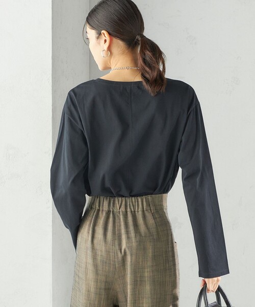 SHIPS（シップス）の「ワイド クルーネック コットン ロング スリーブ TEE（Tシャツ/カットソー・レディース・ホワイト/ブラック/ダークグレー・ONE SIZE）」の6枚目の写真