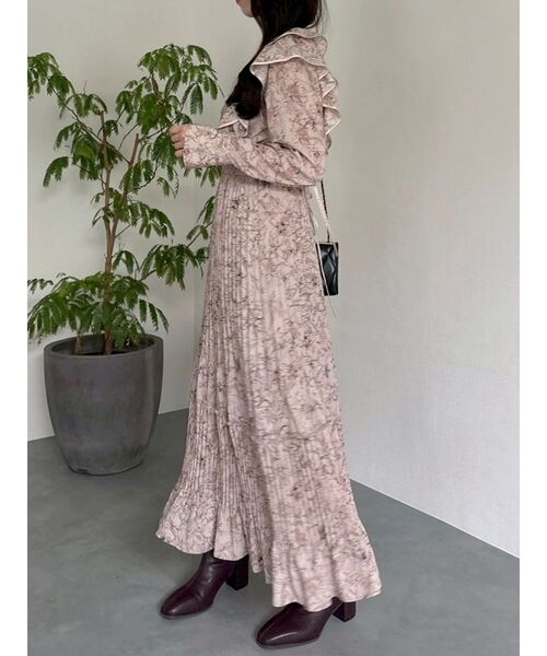 dazzlin（ダズリン）の「【WEB限定カラーあり】ダブルフリルフラワープリーツワンピース（ワンピース・レディース・ブラック/ベージュ/ピンク/アイボリー・SMALL/MEDIUM）」の7枚目の写真