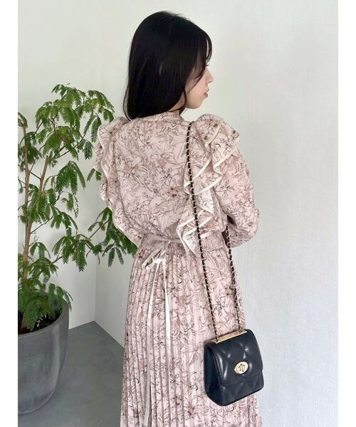 dazzlin（ダズリン）の「【WEB限定カラーあり】ダブルフリルフラワープリーツワンピース（ワンピース・レディース・ブラック/ベージュ/ピンク/アイボリー・SMALL/MEDIUM）」の12枚目の写真