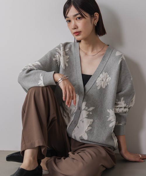 Bou Jeloud(ブージュルード)の「フラワージャガードドルマンニットカーディガン(カーディガン/ボレロ・レディース・オフホワイト/ブラック/グレー/アイボリー・FREE)」の4枚目の写真