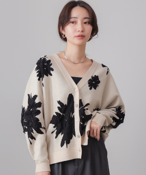 Bou Jeloud(ブージュルード)の「フラワージャガードドルマンニットカーディガン(カーディガン/ボレロ・レディース・オフホワイト/ブラック/グレー/アイボリー・FREE)」の3枚目の写真