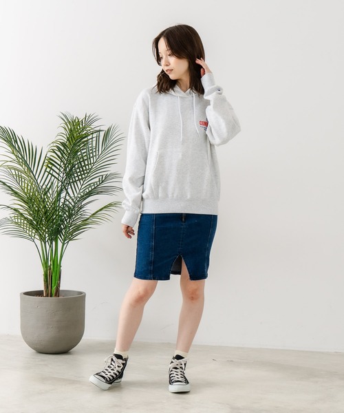 CONVERSE(コンバース)の「【CONVERSE/コンバース】発泡ロゴ グラフィック スウェットパーカー(スウェット・レディース・ライトグレー/レッド・MEDIUM)」の3枚目の写真