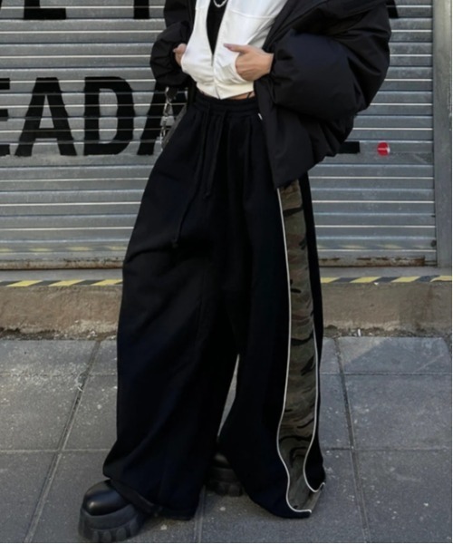 Vini（ヴィニ）の「迷彩　ワイドスウェットパンツ（スウェットパンツ・レディース・ブラック・FREE）」の4枚目の写真