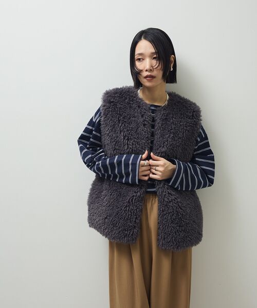 ELENCARE DUE(エレンカーレデュエ)の「・ELENCARE DUE シープファーロングベスト(ベスト・レディース・チャコールグレー/ライトベージュ/グレイッシュベージュ・FREE)」の18枚目の写真