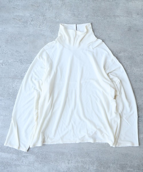 yuni（ユニ　）の「モックロディback slit neck リバーシブルカットソー（Tシャツ/カットソー・レディース・ホワイト/ブラック・FREE）」の2枚目の写真