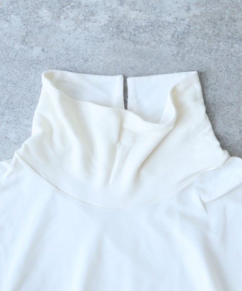 yuni（ユニ　）の「モックロディback slit neck リバーシブルカットソー（Tシャツ/カットソー・レディース・ホワイト/ブラック・FREE）」の3枚目の写真