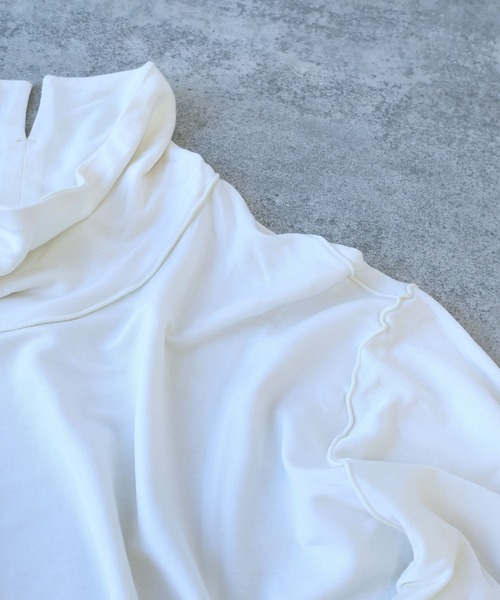 yuni（ユニ　）の「モックロディback slit neck リバーシブルカットソー（Tシャツ/カットソー・レディース・ホワイト/ブラック・FREE）」の7枚目の写真