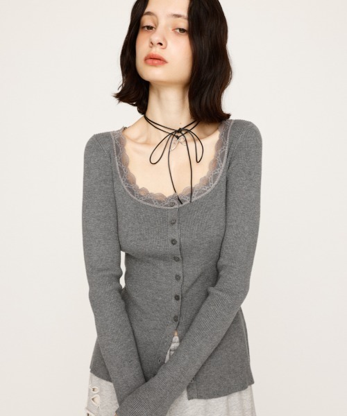 SLY（スライ）の「【再入荷】LACE DOCKING FRONT BUTTON TOPS レース ドッキング フロント ボタン トップス 秋服 冬服（ニット/セーター・レディース・ブラック/杢グレー・FREE）」の2枚目の写真