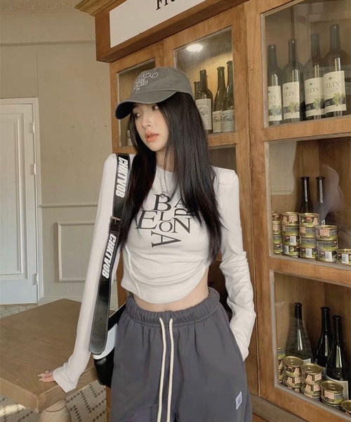 FUNALIVE（ファンアライブ）の「ABETTOR 英字ロゴプリント　AラインLS/Ｔ　厚手あったか生地　長袖（Tシャツ/カットソー・レディース・ホワイト/ブラック・FREE）」の3枚目の写真